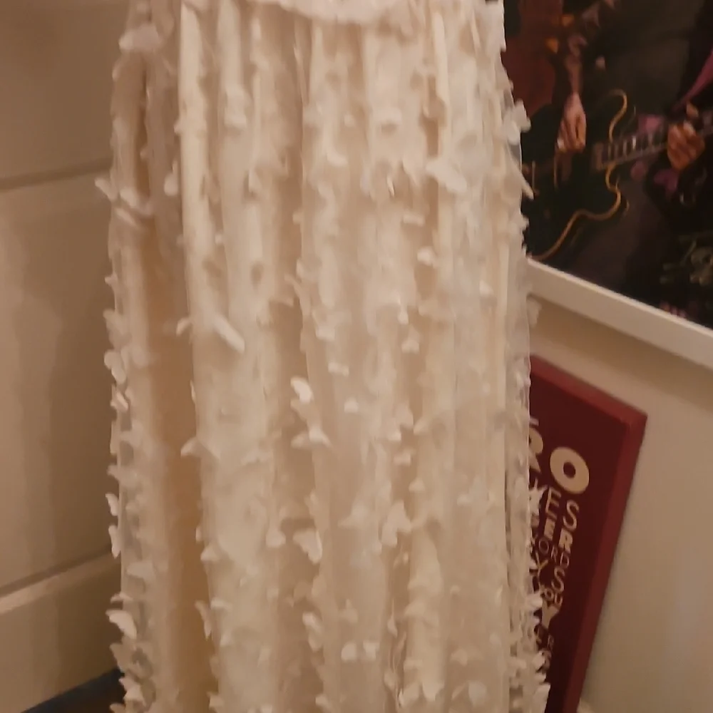 Elegant Ivory Maxi Dress with Textured Appliqué - Picture 3 of 9